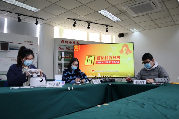 2022年3月，工程指挥部组织开展3.5学雷锋志愿服务活动，青年为职工量血压、清洗眼镜等，并在工程现场为民工驿站清洁维护.jpg