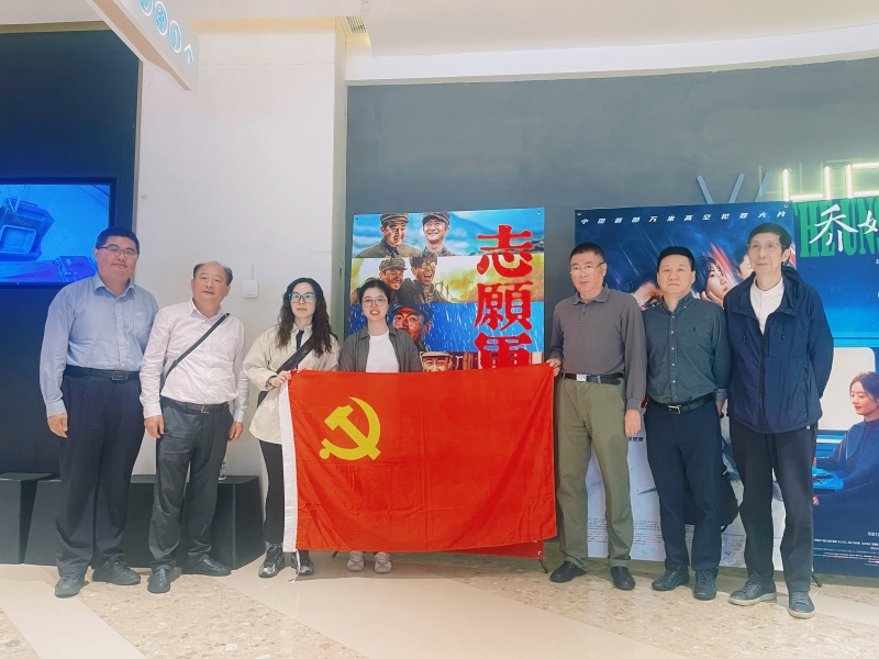 综合党支部观看志愿军.jpg